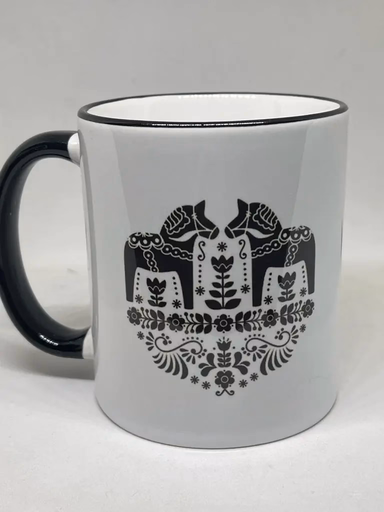 Dalahäst Tasse – skandinavisches Design in Schwarz-Weiß