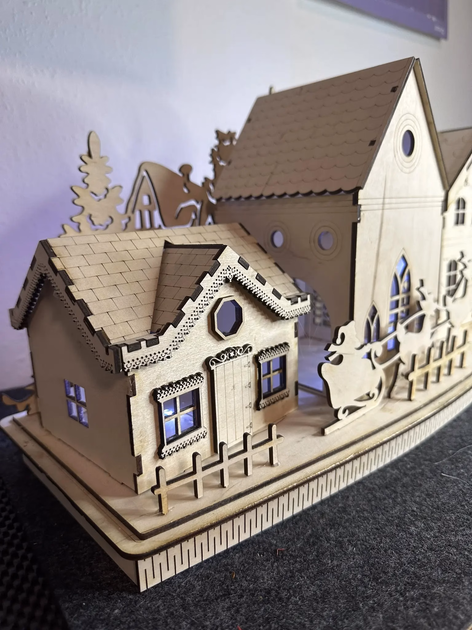 Schlittenfahrt im Weihnachtsdorf – Winterliche Dekoration