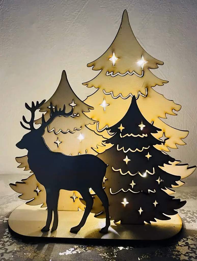 Weihnachtsdeko Rentier mit Tannenbäumen