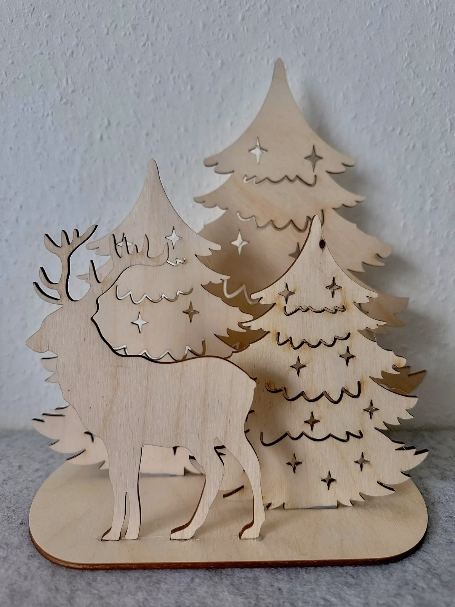 Weihnachtsdeko Rentier mit Tannenbäumen