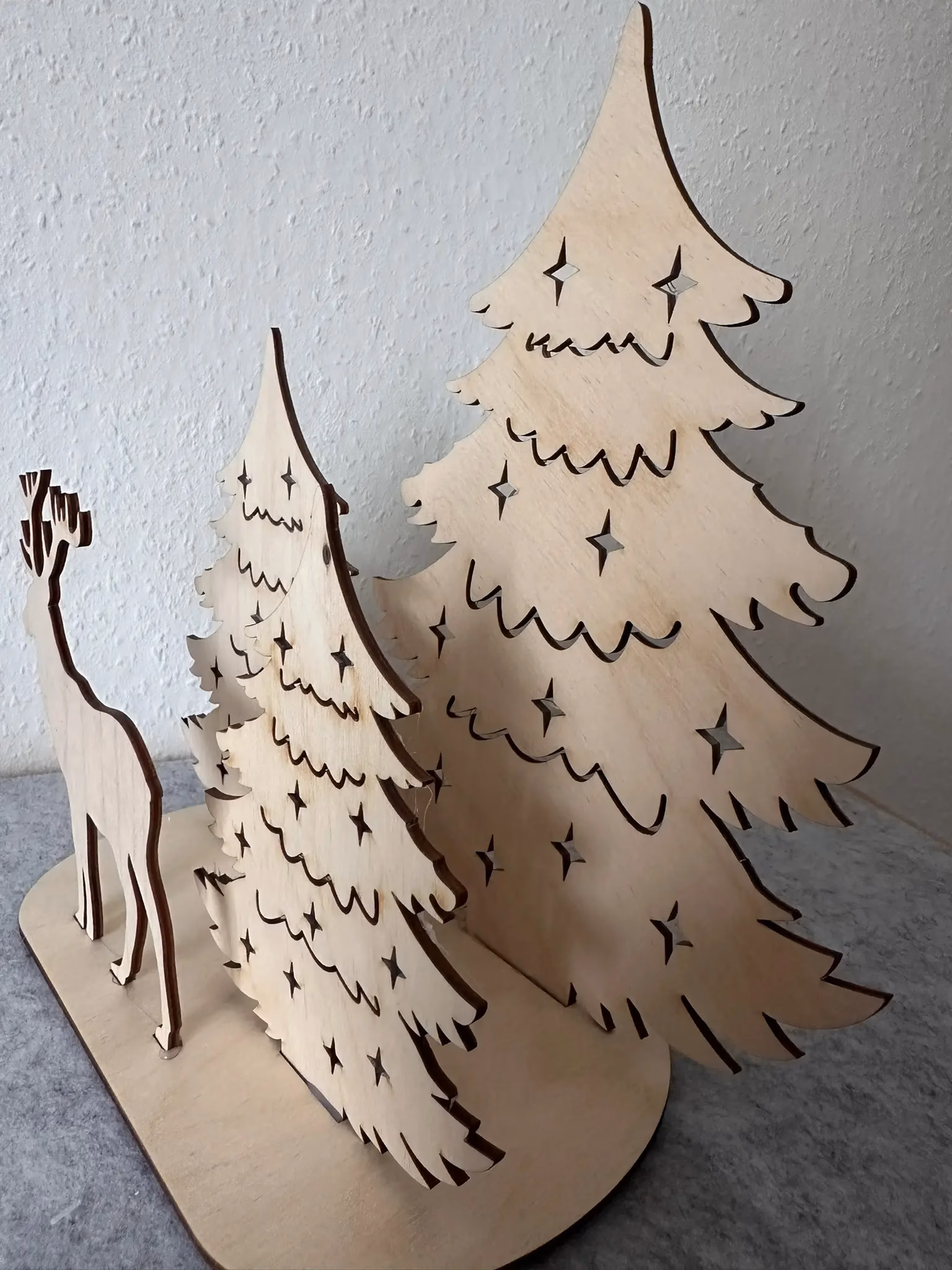 Weihnachtsdeko Rentier mit Tannenbäumen