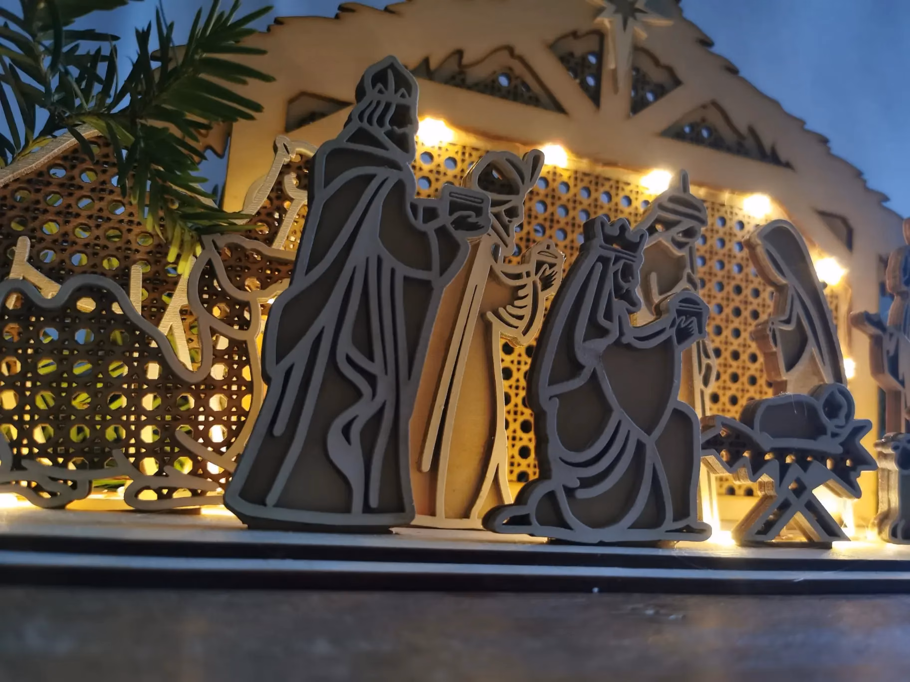 Weihnachtskrippe mit detailreichen Figuren