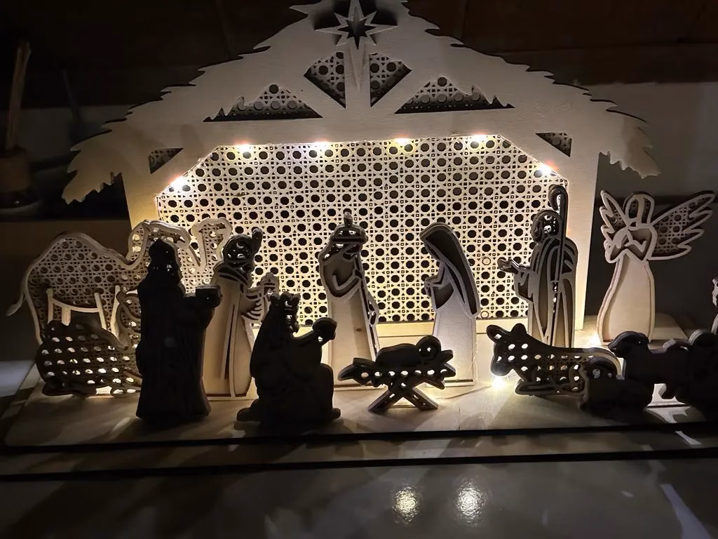 Weihnachtskrippe mit detailreichen Figuren