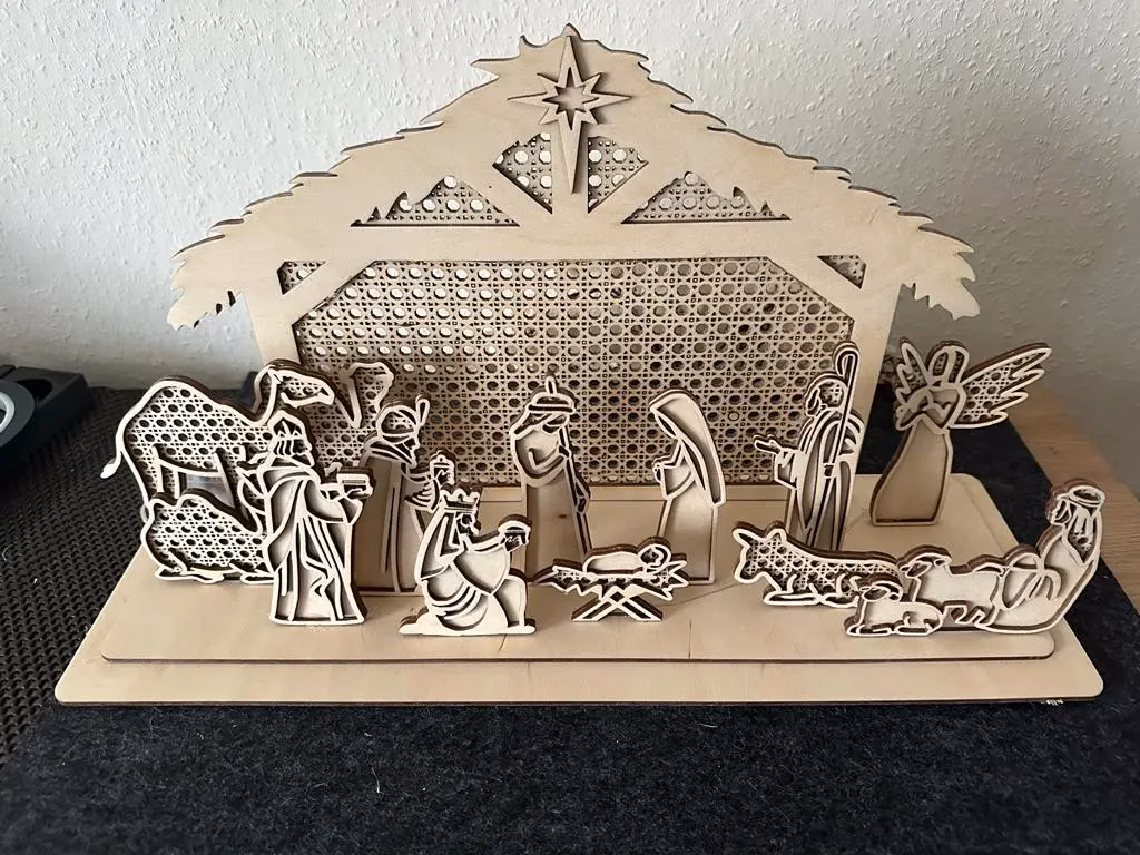 Weihnachtskrippe mit detailreichen Figuren