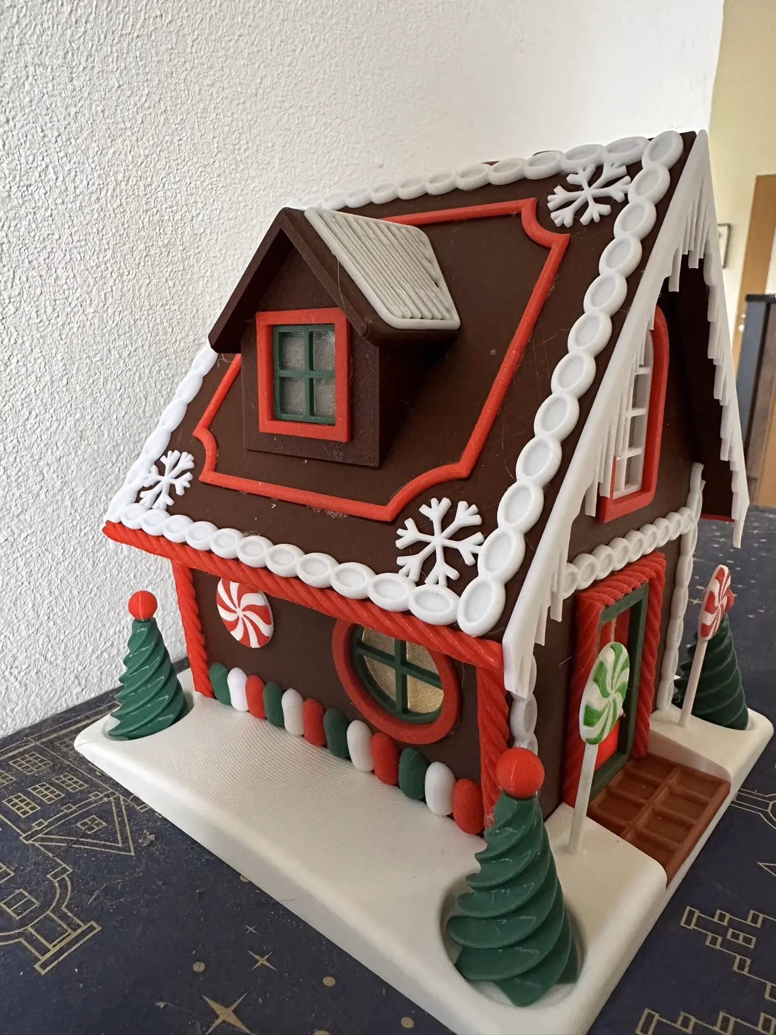 Lebkuchenhaus – dekoratives Haus für Winter & Weihnachten