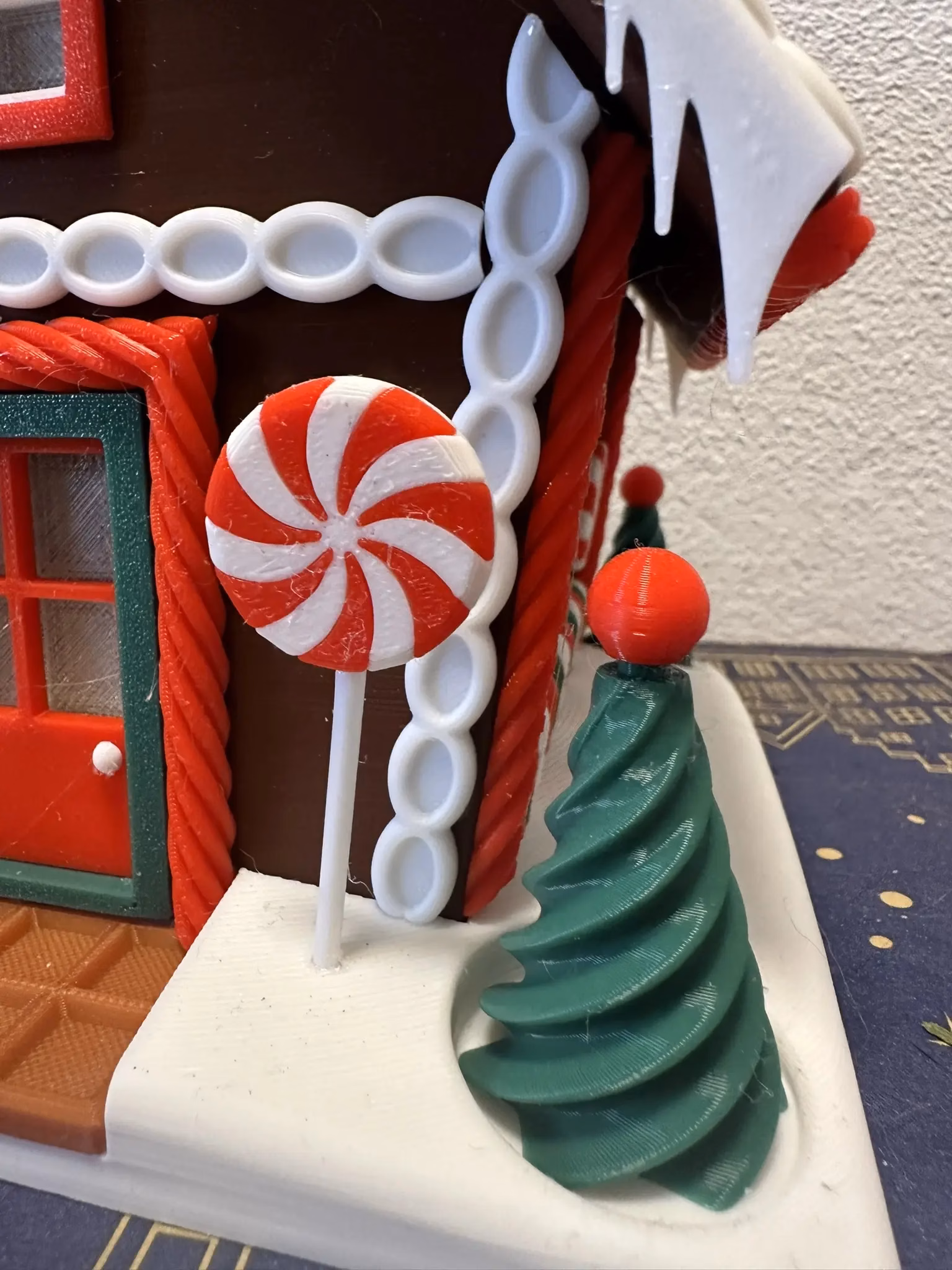 Lebkuchenhaus – dekoratives Haus für Winter & Weihnachten