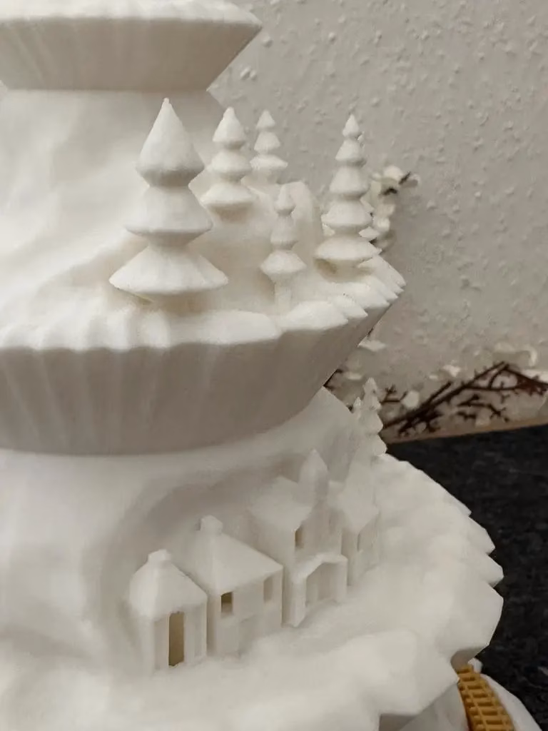 Weihnachtsbaum mit Zug – stilvolle Winterdeko