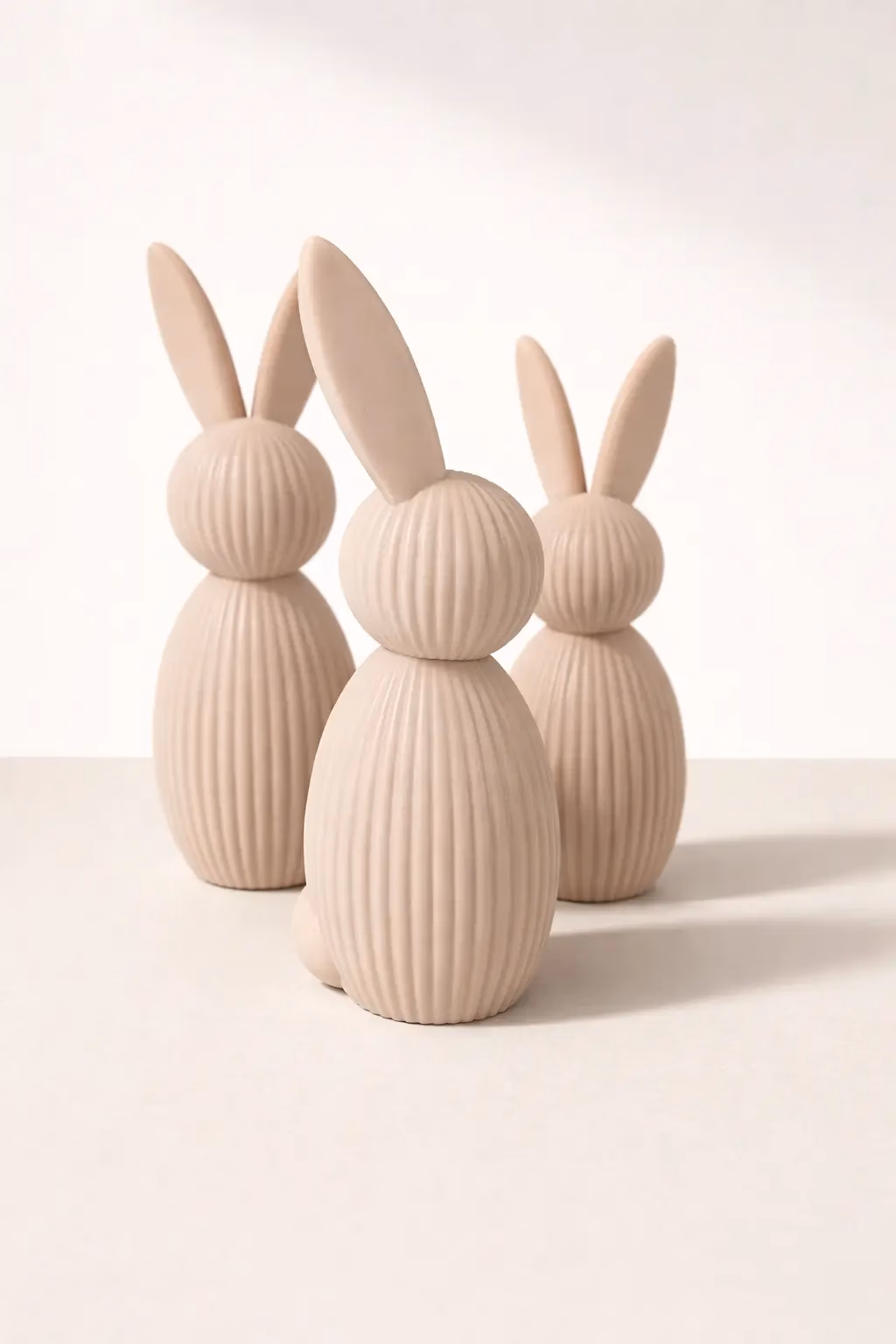 Hasen Figuren modern mit schrägen Ohren, schlichte Osterdekoration
